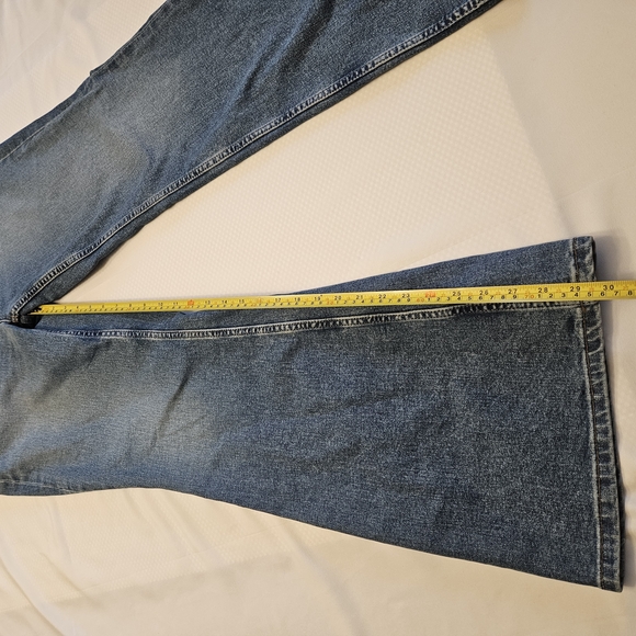 Curvy Vintage High Rise Flare Jeans- We The Free- NWT - Picture 5 of 7